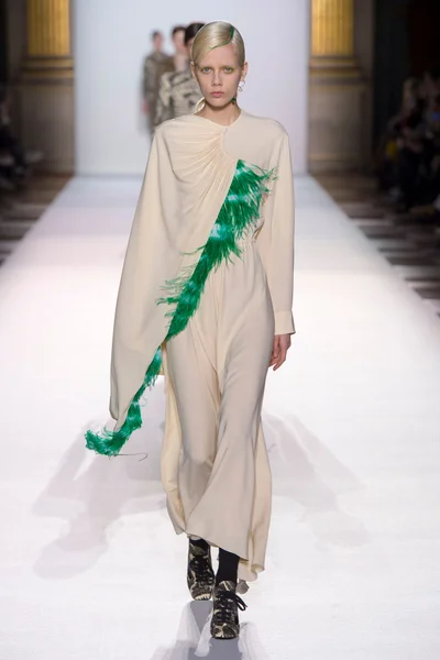 Look 28